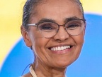 Marina Silva - kobieta w okularach i z siwymi włosami, o ciemnej karnacji, uśmiechnięta