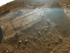 Zdjęcie pokazuje skaliste elementy, które zespół naukowy Perseverance nazwał „Berea” po tym, jak łazik marsjański NASA wydobył rdzeń skalny (po prawej) i zeszlifował okrągłą łatę (po lewej). Zdjęcie zostało zrobione przez jedną z przednich kamer ostrzegawczych łazika 30 marca 2023 r., 749 marsjańskiego dnia misji.