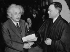 Albert Einstein odbiera dokument potwierdzający obywatelstwo amerykańskie | Image credit: Library of Congress Prints and Photographs Division. New York World-Telegram and the Sun Newspaper Photograph Collection. http://hdl.loc.gov/loc.pnp/ppmsca.05649 