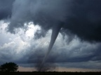 Tornado superkomórkowe z widoczną chmurą stropową / Fot. wikipedia.org