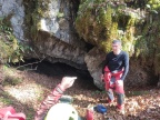 Dr Andrzej Tyc przed wejściem do jaskini Mravljetovo Brezno v Gošarjevih Rupah w Słowenii | fot. Justyna Ciesielczuk