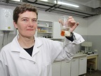 Dr Barbara Feist z Instytutu Chemii Uniwersytetu Śląskiego, współautorka opatentowanego rozwiązania, prezentuje tkaninę adsorbującą jony metali ciężkich z zanieczyszczonego roztworu Fot. Małgorzata Kłoskowicz