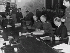Gen. Jodl podpisuje w Reims kapitulację Wehrmachtu / Fot. wikipedia.org