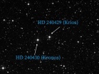 Gwiazdy Kronos i Krious (HD 240430 i HD 240429) sfotografowane przez Space Telescope Science Institute’s Digitized Sky Survey. Credit: NASA/JPL-Caltech/R. Hurt (SSC-Caltech)  