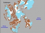 Mapa lodowców Svalbardu: na niebiesko zaznaczono lodowce uchodzące do morza, na biało – lodowce kończące się na lądzie, a teren niezlodowacony – na brązowo. Oprac. dr inż. Małgorzata Błaszczyk
