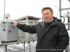 Dr Mieczysław Leśniok przy urządzeniach pomiarowych usytuowanych na dachu osiemnastopiętrowego budynku Wydziału Nauk o Ziemi w Sosnowcu
