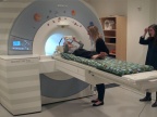 Studentka MIT Hilary Richardson pomaga dziecku przed rozpoczęciem badania fMRI. Image: Trillium Studios