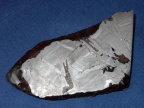 15-centymetrowy meteoryt o heterogenicznej strukturze, znaleziony w Rosji w 1967 roku. Składa się przede wszystkim z żelaza i niklu. Ciemnoszara wstążka na środku to schreibersyt, minerał bogaty w fosfor. Foto: M. Pasek / University of South Florida