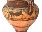 Duży statek z rydwanami wojennymi z Grecji (ok. 1350 p.n.e.). Naczynia ceramiczne, szczególnie te sprowadzane z Grecji i Krety, są ozdobione malowanymi scenami rydwanów konnych, postaci niosących miecze, zwierząt i kwiatów. Zdjęcie: Peter Fischer, Teresa Bürge