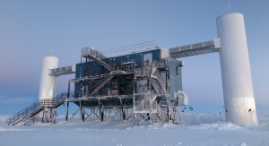 The IceCube Laboratory znajdujący się na terenie Amundsen-Scott South Pole Station na Antarktydzie. Fot. Erik Beiser, IceCube/NSF