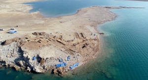 wykopaliska otoczone wodą - fotografia z lotu ptaka