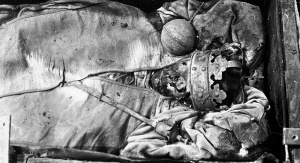 Szczątki Stefana Batorego w katedrze na Wawelu (1930) | fot. Narodowe Archiwum Cyfrowe, sygn. 3/1/0/9/2724
