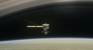 Artystyczna wizja sondy Cassini podczas Grand Finale. Credit: NASA/JPL-Caltech