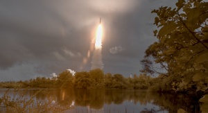 rakieta Ariane 5 podczas startu wynoszącego Kosmiczny Teleskop Jamesa Webba, źródło: NASA
