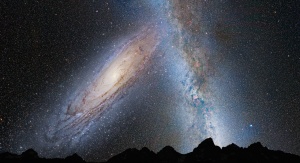 Widok gwieździstego nieba nad Ziemią za 3,75 miliarda lat według prognoz NASA opartych na obserwacjach teleskopu Hubble*a. Galaktyka Andromedy - ta po lewej - tuż przed prognozowaną kolizją z Drogą Mleczną. Źródło: NASA/Wikipedia