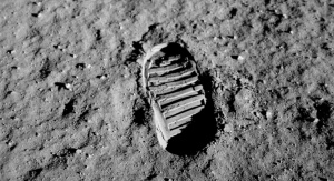 Ślad buta odciśnięty przez człowieka na powierzchni Księżyca. Fot. NASA / Buzz Aldrin 