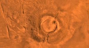Cyfrowa kompozycja zdjęć wygasłego wulkanu Arsia Mons wykonana ze zdjęć sondy Viking 1 w latach 1976-1980. Fot. NASA/JPL/USGS