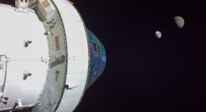 Zdjęcie Oriona na tle Ziemi i Księżyca podczas misji Artemis I | Image credit: NASA