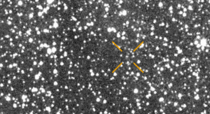 Kometa 3I/ATLAS w momencie jej odkrycia 1 lipca 2025 roku | Image credit: ATLAS/University of Hawaii/NASA Zdjęcie pzestrzeni kosmicznej, z wieloma gwiazdami, na tle których jedna ze świecących kropek oznaczona jest jako kometa 3I/ATLAS w momencie jej odkrycia 1 lipca 2025 roku | Image credit: ATLAS/University of Hawaii/NASA