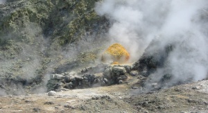 Solfatara di Pozzuoli, źródło: Wikipedia https://commons.wikimedia.org/wiki/File:Campi_Flegrei.JPG#/media/File:Campi_Flegrei.JPG)