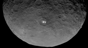 Zdjęcie wykonane przez sondę Dawn podczas przelotu nad planetą karłowatą Ceres 4 maja 2015 roku. Fot. JPL/NASA