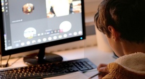 dziecko uczące się przed komputerem