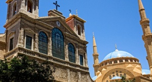 Katedra maronicka św. Jerzego w Bejrucie w tle meczet Mohammada Al-Amina) | fot.  Lebnen18, CC BY-SA 3.0 <https://creativecommons.org/licenses/by-sa/3.0>, via Wikimedia Commons