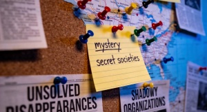 Korkowa tablica, do której kolorowymi pinezkami przyczepiona jest mapa oraz wycinki z gazet | fot. AI