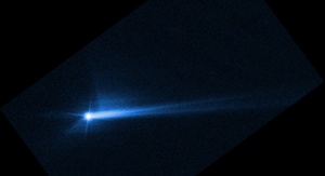 Zdjęcie z Kosmicznego Teleskopu Hubble’a z 8 października 2022 roku pokazuje gruz wyrzucony z powierzchni Dimorphos 285 godzin po tym, jak asteroida została uderzona przez sondę DART 26 września 2022 roku. Kształt tego ogona zmienił się z czasem. Naukowcy kontynuują badania tego materiału oraz nowej trajektorii asteroidy | Image credit: NASA/ESA/STScI/Hubble