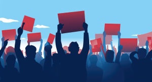 Fot. dashtik - Freepik.com Ilustracja pokazująca tłum ludzi stojących tyłem do oglądającego z podniesionymi rękoma i trzymającymi czerwone tablice | fot. dashtik - Freepik.com