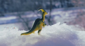 dinozaur zabawka na śniegu