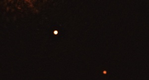 Zdjęcie uzyskane przez instrument SPHERE na należącym do ESO teleskopie VLT pokazuje gwiazdę TYC 8998-760-1 wraz z towarzyszącymi jej dwoma olbrzymimi egzoplanetami | fot. ESO/Bohn et al