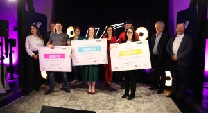 Krajowy Finał FameLab 2025 Gruka osób trzymających przed sobą plansze symulujące czeki z wypisaną kwotą nagrody