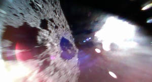 Zdjęcie wykonane przez łazika Rover-1A na asteroidzie Ryugu 22 września 2018 roku. Image credit: JAXA