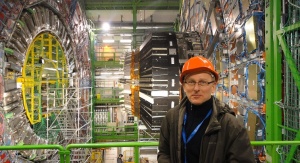 Prof. Janusz Gluza przy przy Wielkim Zderzaczu Hadronów w ośrodku Europejskiej Organizacji Badań Jądrowych CERN. Fot. archiwum prof. J. Gluzy