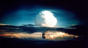 widok z daleka na wybuch jądrowy