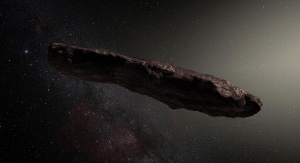 Artystyczna wizja obiektu zwanego ʻOumuamua | Image credit:  ESO/M. KornmesserDerivative: nagualdesign (from an earlier version by Tomruen) (c.f. Masiero (27th October & 2nd November 2017) [10]; Meech et al. (20th November 2017) [11] - Derivative of http://www.eso.org/public/images/eso1737a/ (European Southern Observatory), shortened (65%) and reddened and darkened, CC BY-SA 4.0, https://commons.wikimedia.org/w/index.php?curid=64730303