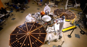 Inżynierowie i technicy w Lockheed Martin Space Systems w Denver testują rozmieszczenia paneli słonecznych na lądowniku InSight / Fot. NASA/JPL-Caltech/Lockheed Martin