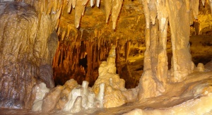 Stalagmity i stalaktyty w jaskini | fot. domena publiczna