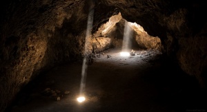 Widok jaskini oświetlonej wpadającym do niej z góry światłem