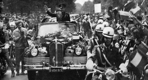 Jurij Gagarin podczas uroczystego przejazdu ulicami Warszawy (1961). Fot. wikipedia.org