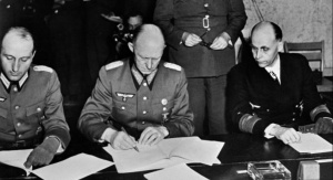 Podpisanie aktu kapitulacji 7 maja 1945 roku w kwaterze głównej gen. Dwighta D. Eisenhowera / Fot. AFP