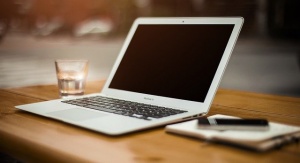 laptop leżący na biurku