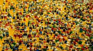 Tłum stworzony z ludzików z klocków LEGO