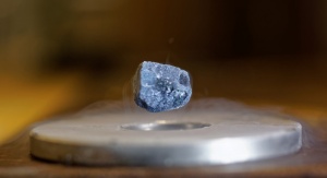 Fot. Julian Litzel  / Wikimedia (http://commons.wikimedia.org/wiki/File:Levitating_superconductor.jpg)