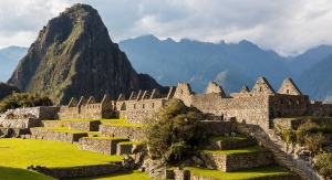 Widok na domy w Machu Picchu położonym w prowincji Urubamba, w regionie Cuzco, w Peru | fot. Diego Delso, CC BY-SA 4.0 <https://creativecommons.org/licenses/by-sa/4.0>, via Wikimedia Commons