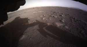 Pierwsze zdjęcia zrobione przez łazik po lądowaniu na Marsie. Źródło: NASA