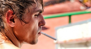 Mężczyzna z papierosem w ustach