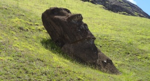 Jeden z wielu jednoznacznie kojarzących się z Wyspą Wielkanocną posągów moai. Fot. pixabay.com