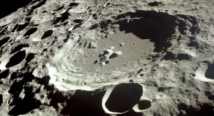 Księżycowy krater Dedalus | fot. NASA (photo by Apollo 11) 